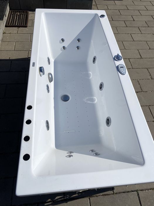 Wanna Poolspa z hydromasażem i obudową . .