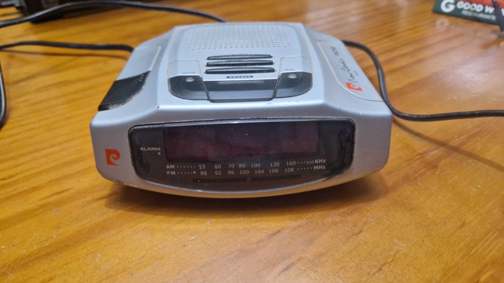 Rádio / despertador Pierre Cardin prateado PC 260