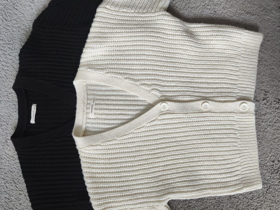 Sweterki r. 146, ecru i czarny