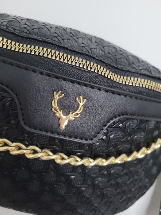 Torebka czarna nerka na pasku na zamku