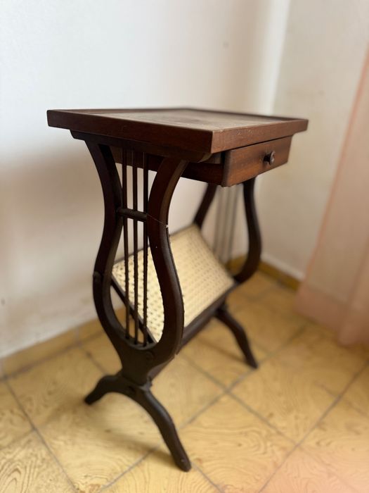 Mesa de apoio, jornaleira