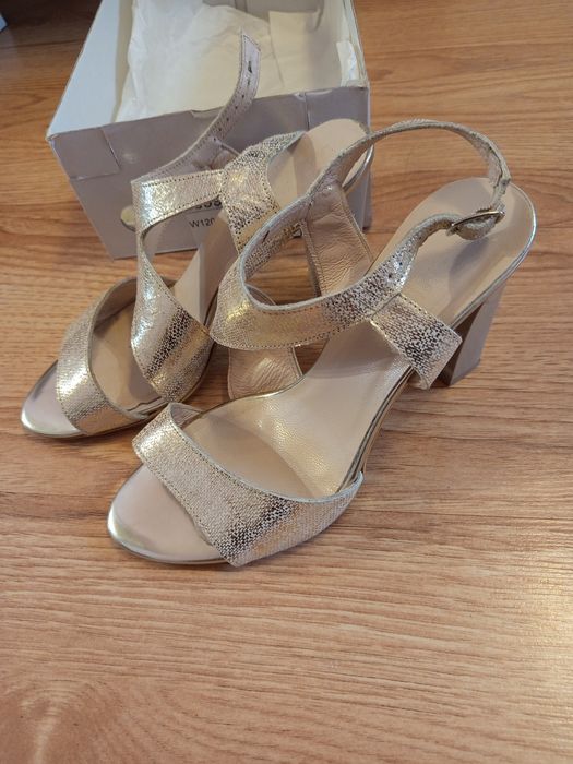 Sandały na obcasie