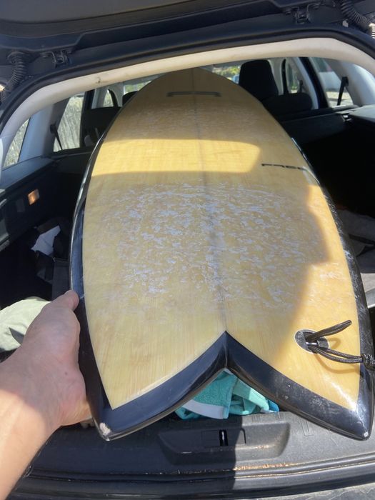 Prancha em bom estado, 5’10, 42,6l. Deck e fins incluídos
