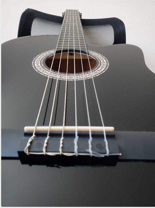 классическая гитара черная с вырезом полноразмерная