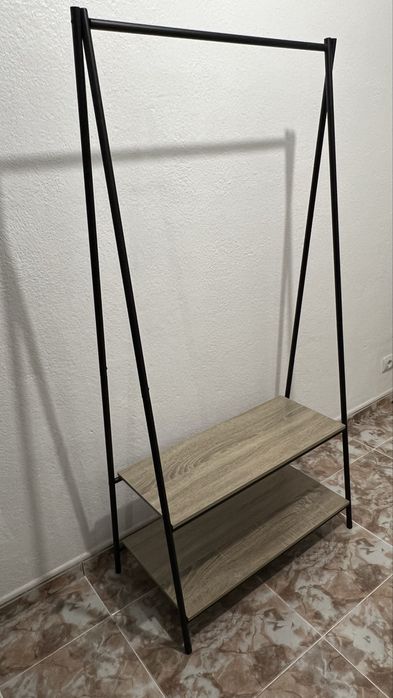 charriot de roupa com prateleiras