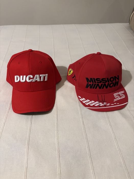 Conjunto de Bonés Ducati e Ferrari