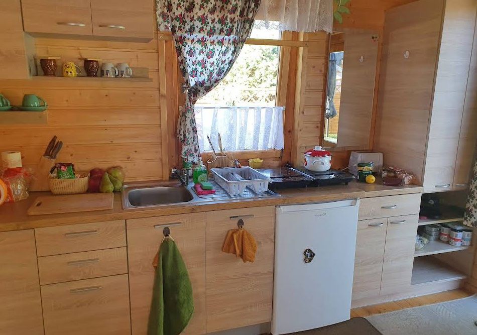 Drewniany domek u Niny nad Jeziorem Niesłysz.