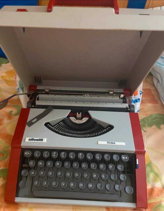 Máquina de escrever Olivetti Roma
