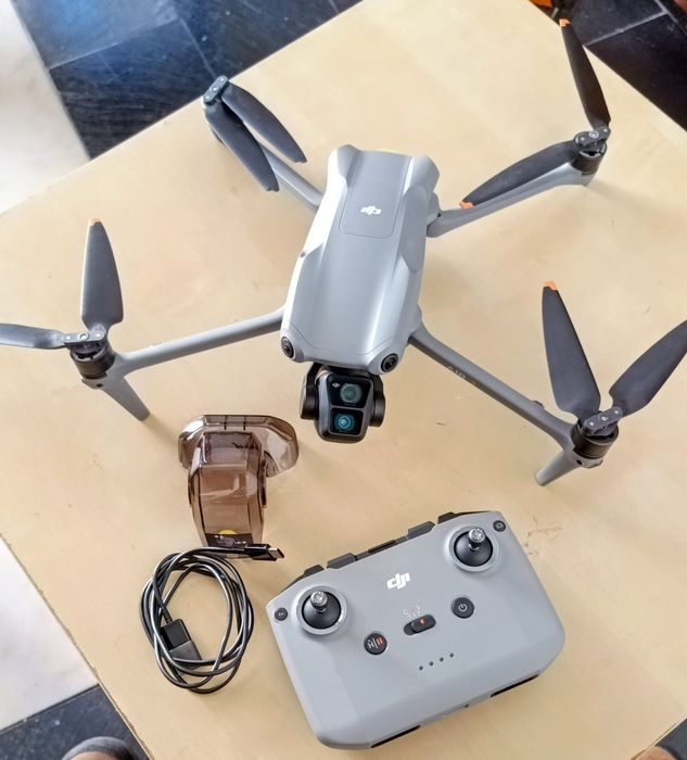 Drones  DJI AIR 3512800883800156160