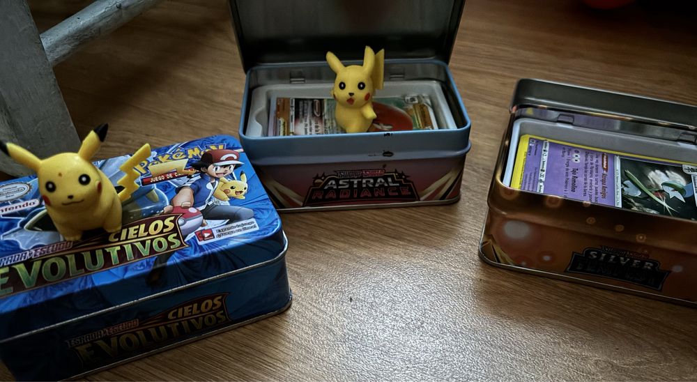Boneco pokemon pikachu com caixa metálicas e cartas