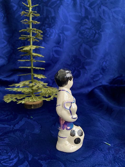 Єреванський фарфоровий винтаж Хлопчик з мʼячем юнный футболист