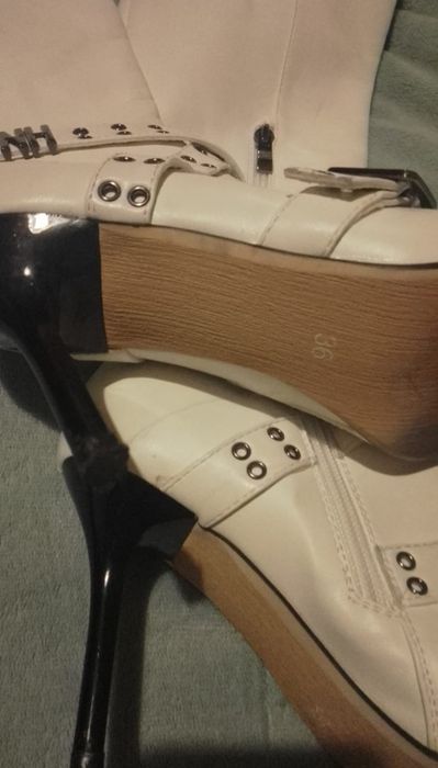 Botas em pele. N - 39