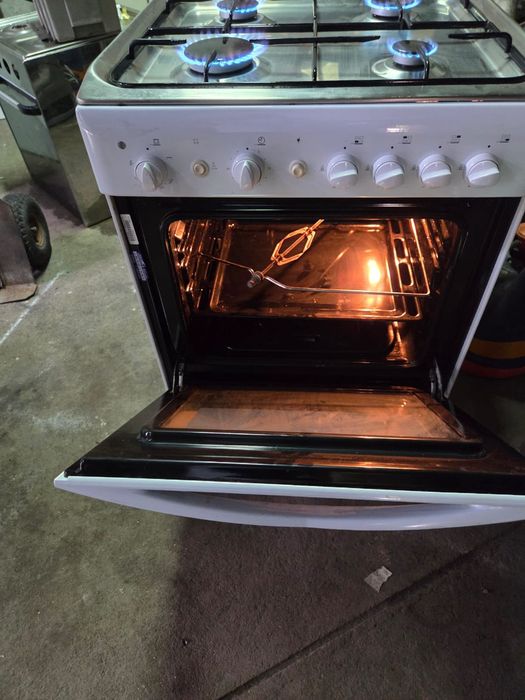 Fogao indesit com forno e bicos a gas ,