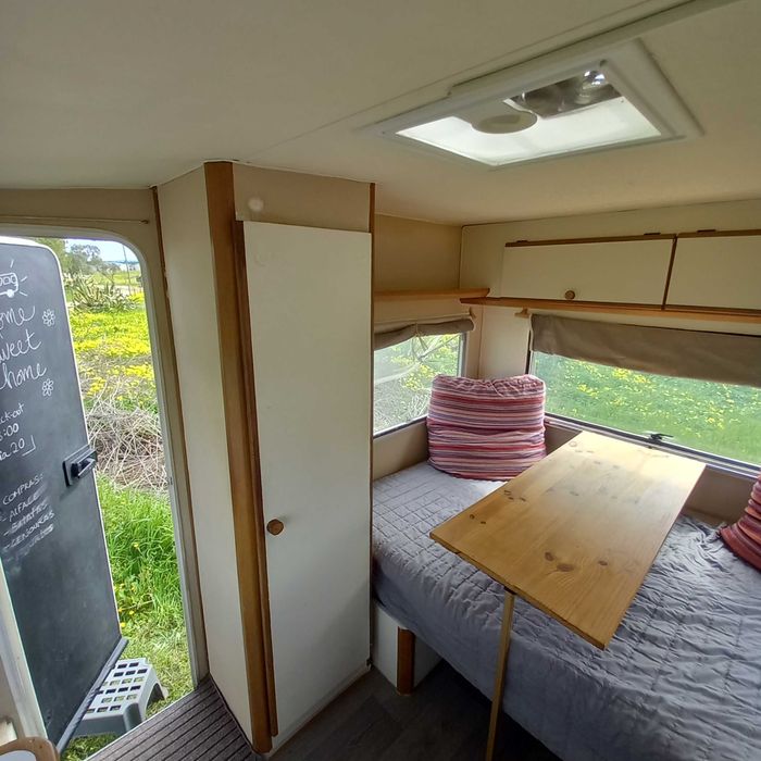 Caravana Vintage Restaurada – Pluma (1991) – 490kg – Pronta a Viajar