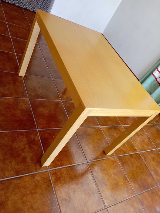 Mesas de madeira maciça cor natural