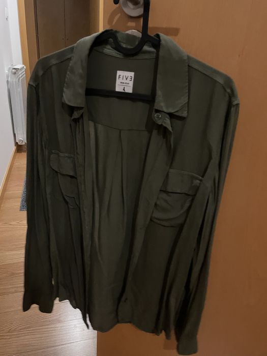 Blusas e top como novos