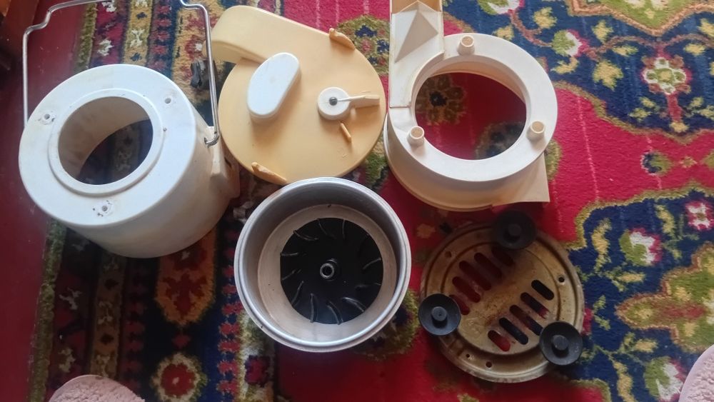 Продам запчасти на соковыжималку 2У4