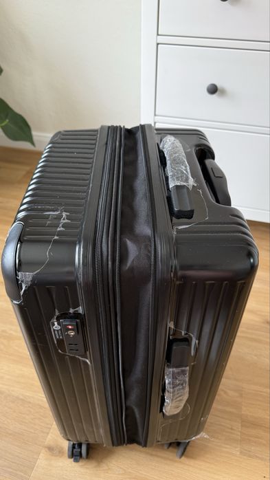 Walizka średniej wielkości, praktycznie jak nowa