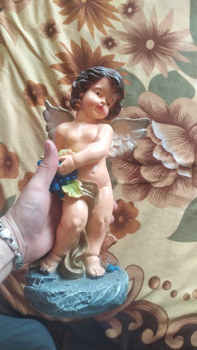 Статуэтка янгол в цвете и белый