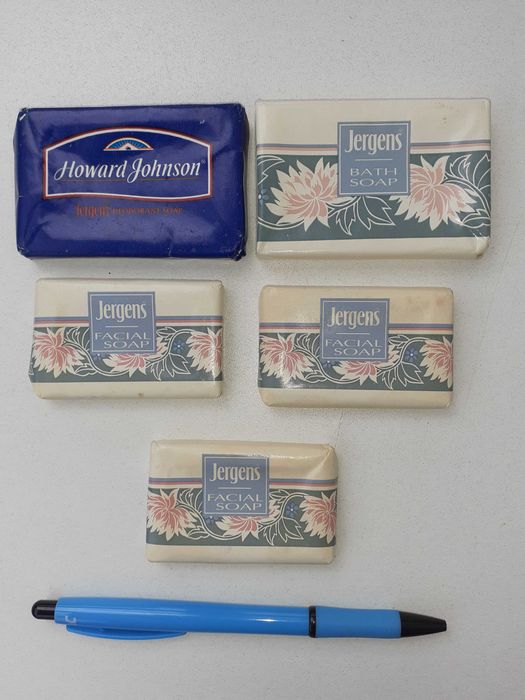 Sabonetes miniatura de vários hotéis