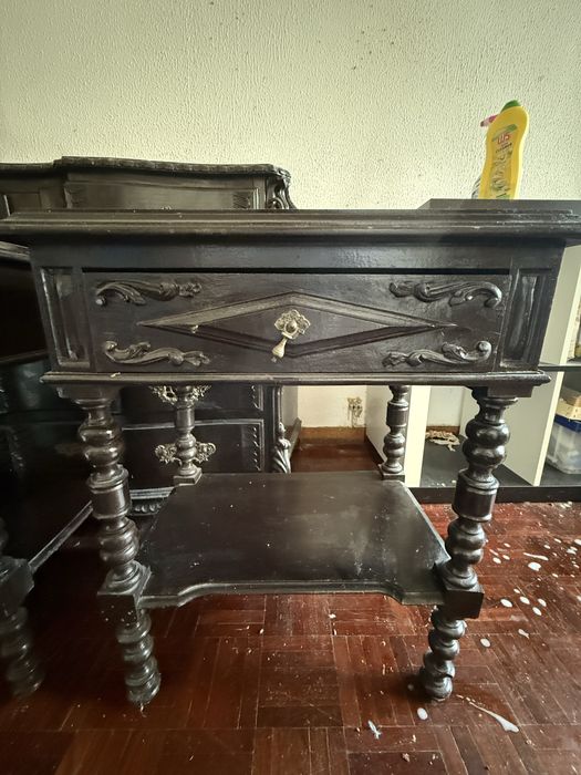 Cómoda e mesas de cabeceir antiga em madeira maciça – excelente estado