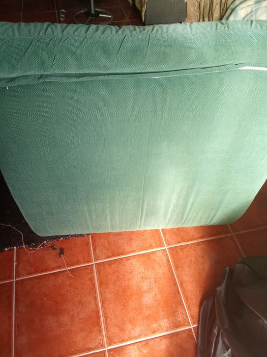 Sofá cor verde em bom estado