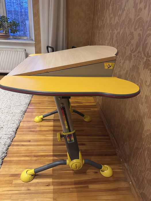 Продам СРОЧНО  стол письменный, люстру, грушу