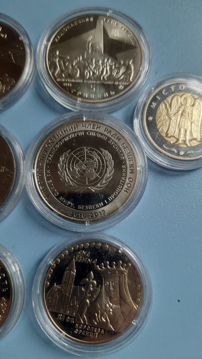 П'ять гривень різні