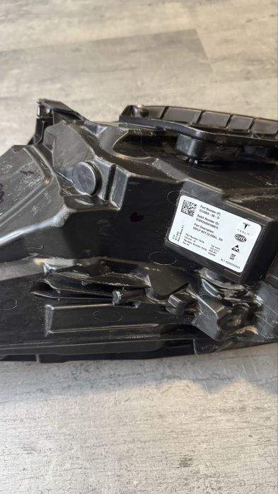 Фара Tesla Model 3 права оригінал Hella, з розбитим склом матрична