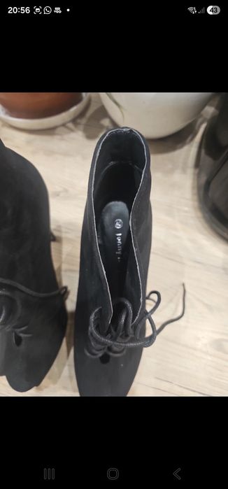 Wyjątkowe zamszowe botki 40