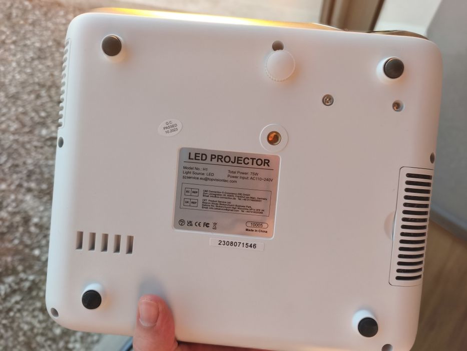 projetor led home cinema com comando, cabos e tela de projeção de 100 polegadas