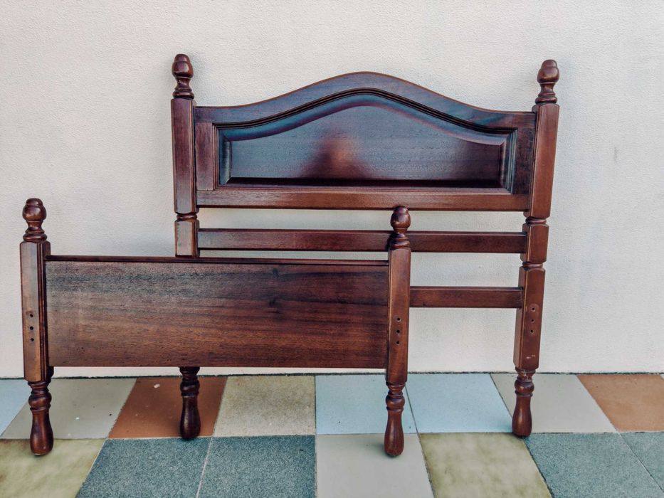 Cama de madeira de solteiro