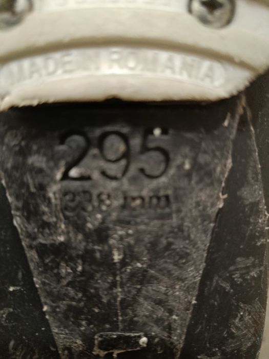 Buty narciarskie zjazdowe.