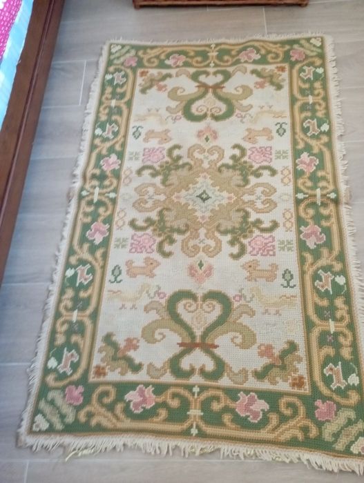 Vendo dois tapetes de arraiolos usados