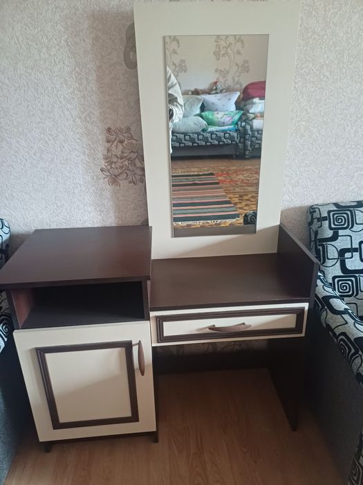 Продам туалетный столик