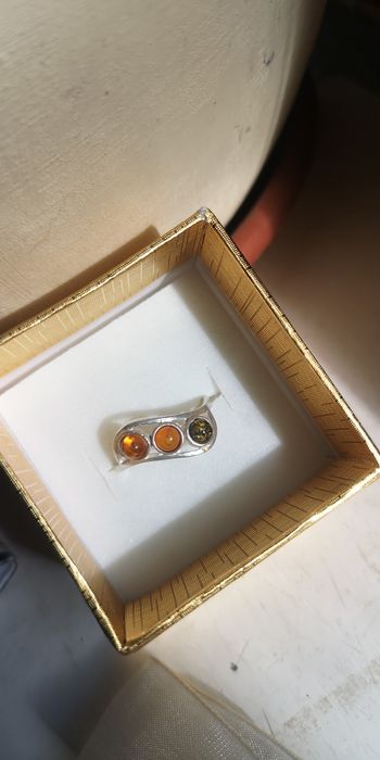 srebrny pierścionek z bursztynami pr. 925 waga 2,24