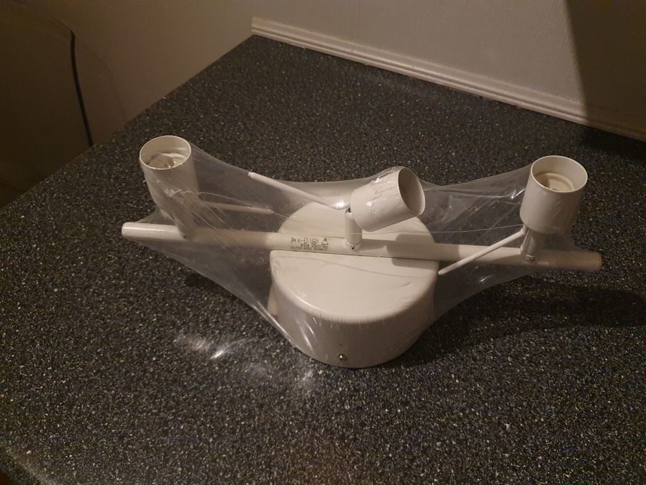Biała lampa sufitowa Ikea
