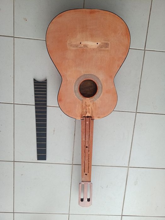 Guitarra espanhola admira modelo Juanita para recuperar com oferta