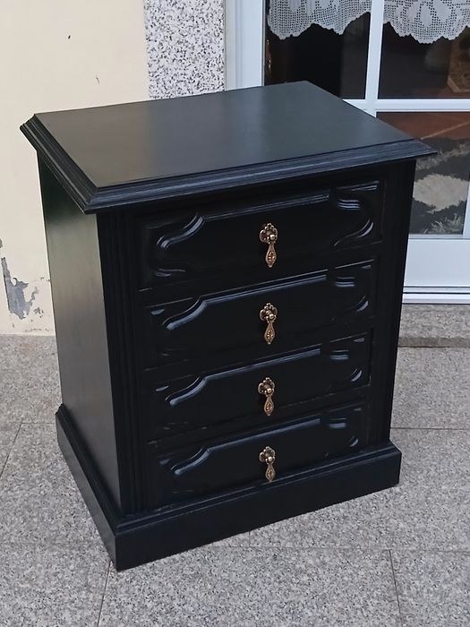 Vendo MESINHA de CABECEIRA com 4 gavetas em madeira MACIÇA como nova. Possibilidade de entrega