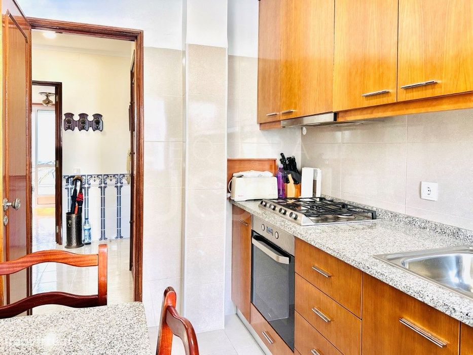Apartamento T2 Renovado com Varanda e Elevador | Entrecampos, Lisboa