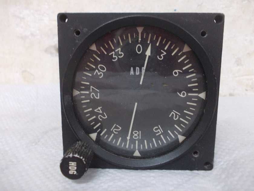 Stary wskaźnik lotniczy radiokompas