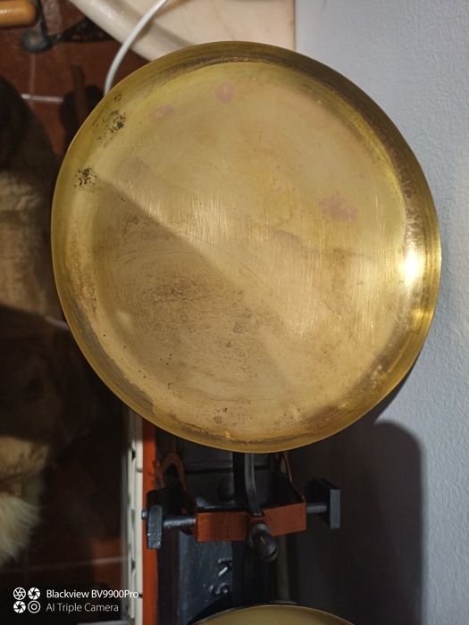 Uma pequena balança de dois quilos muito bem tratada