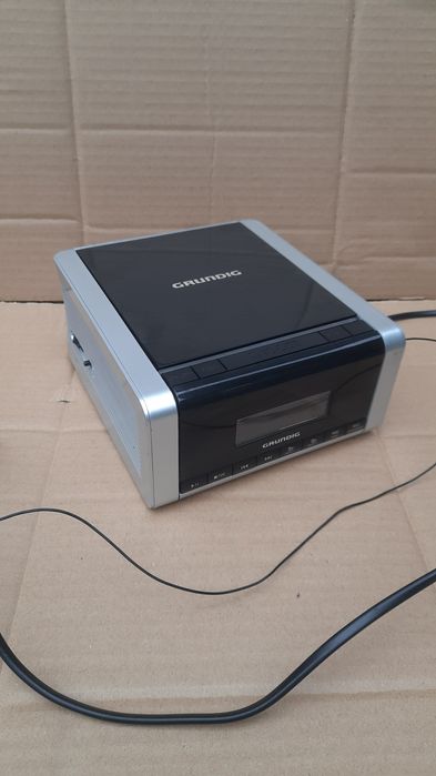 GRUNDIG CCD 5690 функціональний радіо-будильник, стерео
Почніть день з