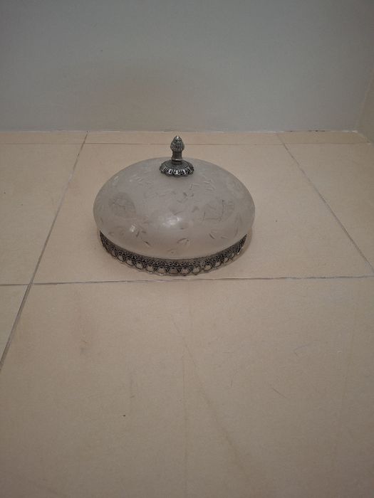 Candeeiro de teto em vidro.