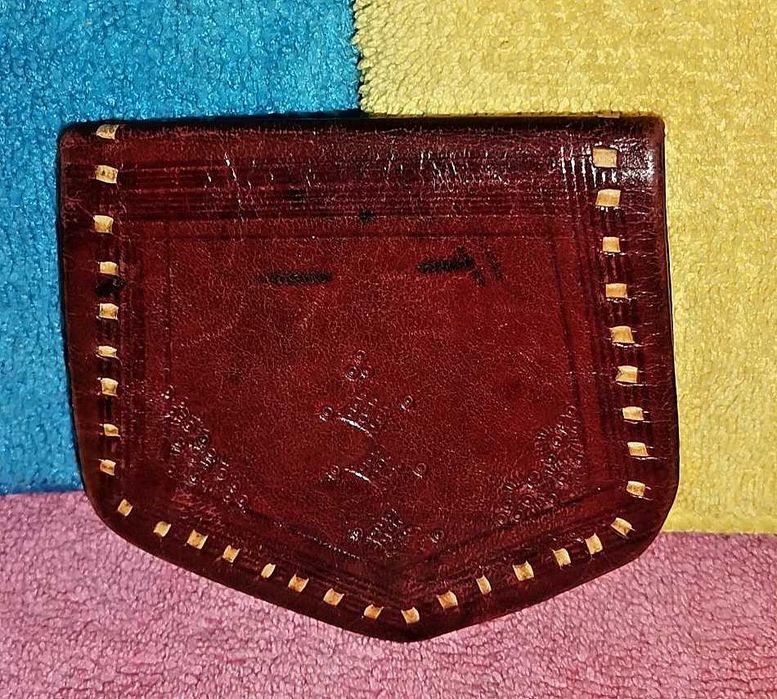 Porta-moedas artesanal em pele estilo Art Déco dos anos 30.