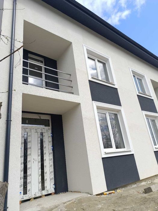 Продаж дуплекса  в дуже затишній та спокійній локації.