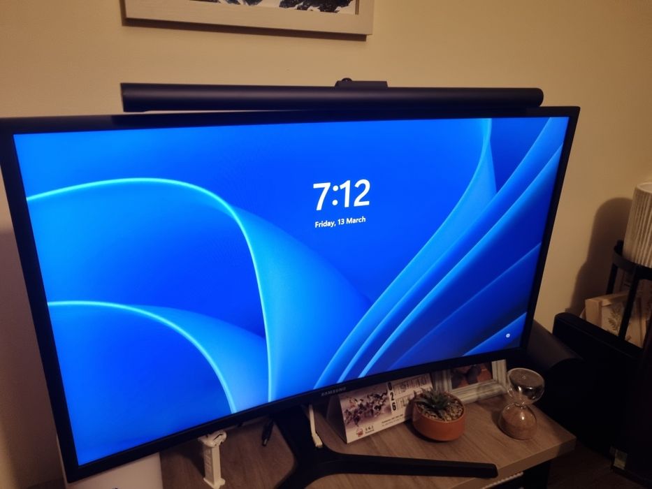 Monitor — Samsung C27FG73 27" 144hz  Curvo