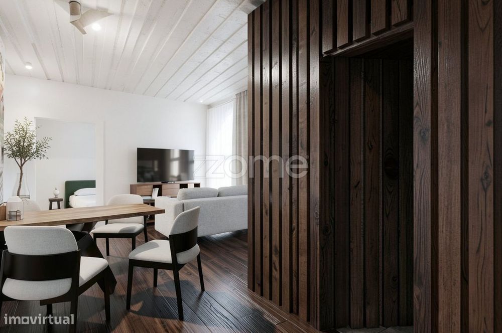 Moradia T4 Renovada, distribuída em dois apartamentos T2