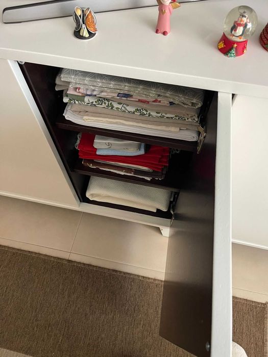 Aparador Sala, madeira boa e pesada.