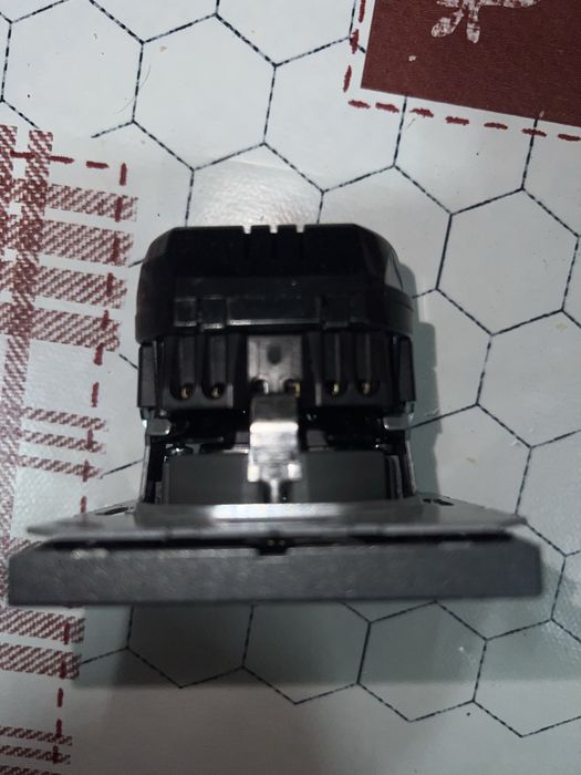 Tomada USB e Type C Jung437800287978792964